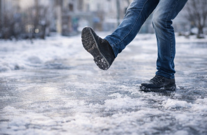 Poślizgnięcie i upadek na chodniku