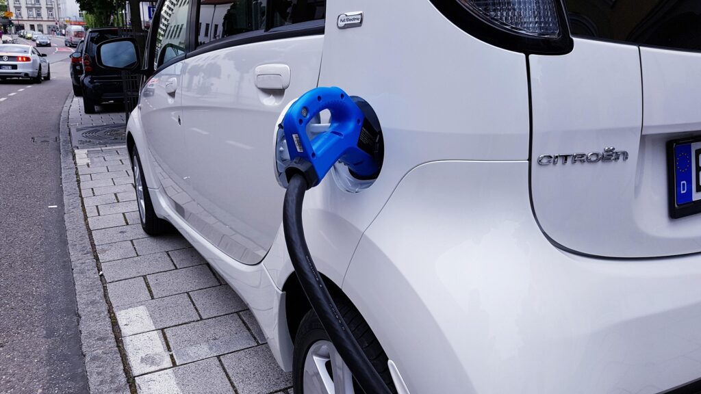 Szkoda na pojeździe elektrycznym – Dlaczego wyceny napraw „elektryków” są nagminnie zaniżane?